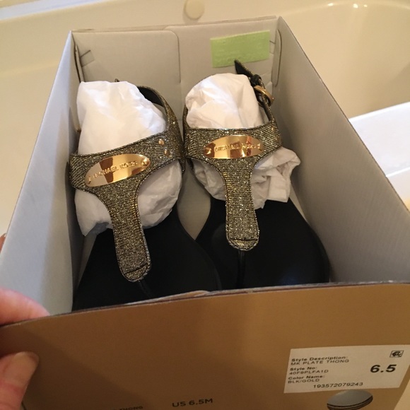 New Micheal Kors Plate Thong Sandals NWT 👠 - Picture 7 of 8